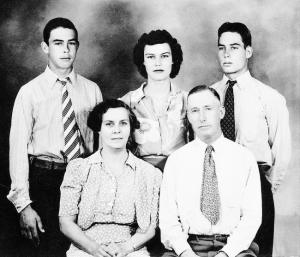 Margaret and Vere Leasure sit with their three children, John Leasure (left), Frances Leasure-Harris and James Leasure. (Photo courtesy of Bobby Harris)